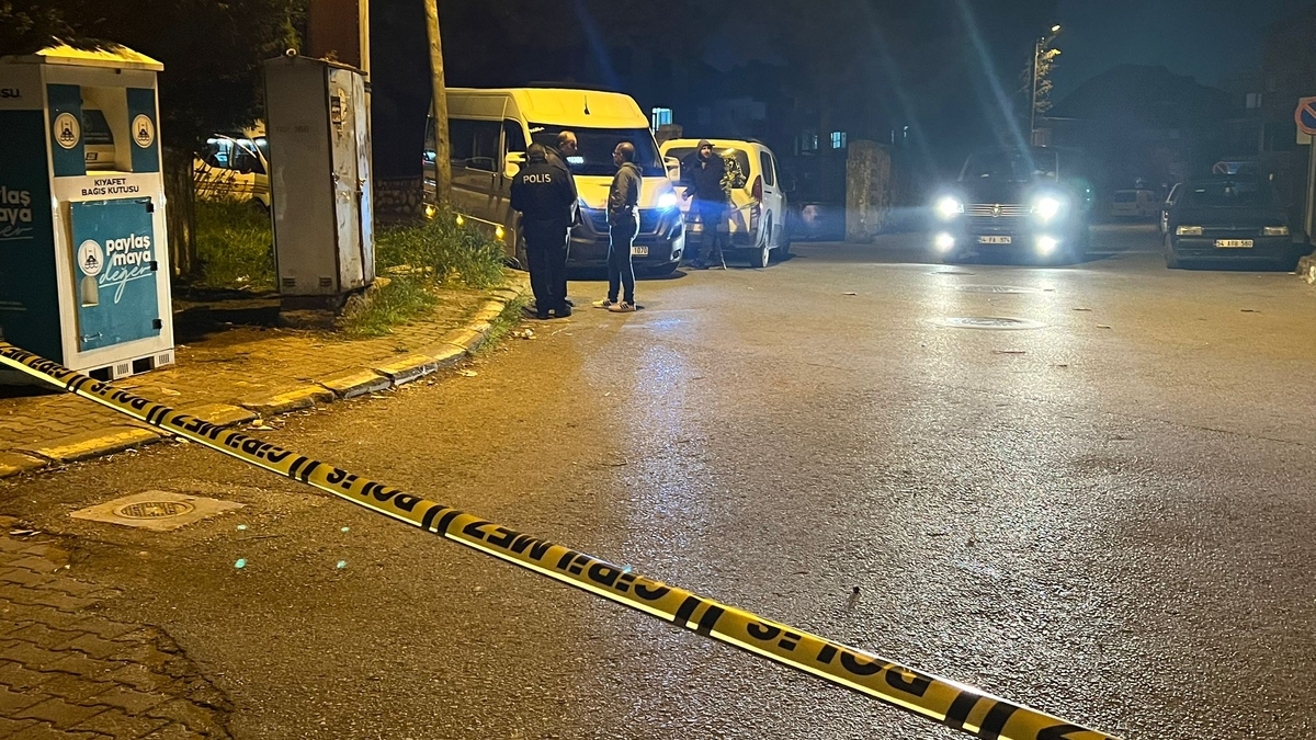 Silahlı saldırgan paniği, polis bacağından vurup etkisiz hale getirdi