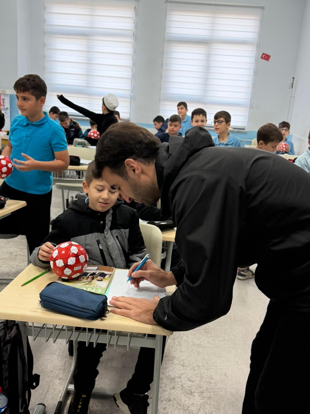 Sınıf başkanlığı vaadi gerçek oldu: Hakem Atilla Karaoğlan ziyaret etti