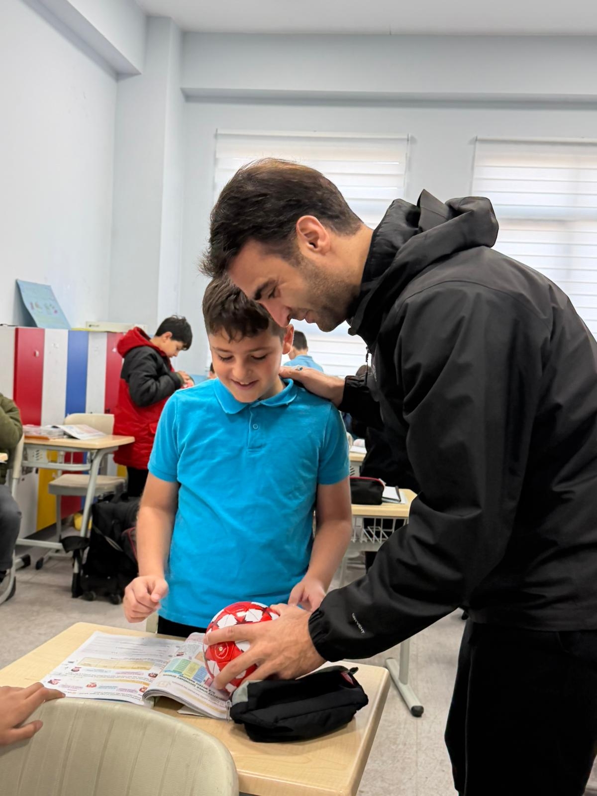 Sınıf başkanlığı vaadi gerçek oldu: Hakem Atilla Karaoğlan ziyaret etti