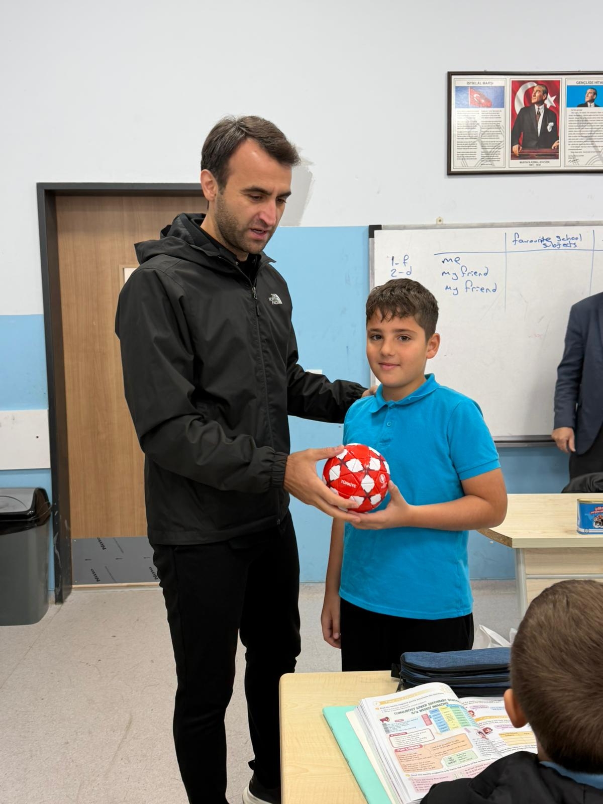 Sınıf başkanlığı vaadi gerçek oldu: Hakem Atilla Karaoğlan ziyaret etti