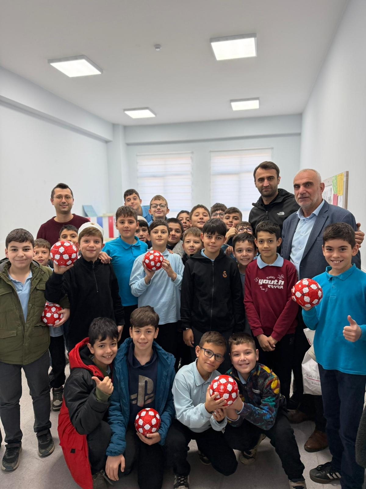 Sınıf başkanlığı vaadi gerçek oldu: Hakem Atilla Karaoğlan ziyaret etti