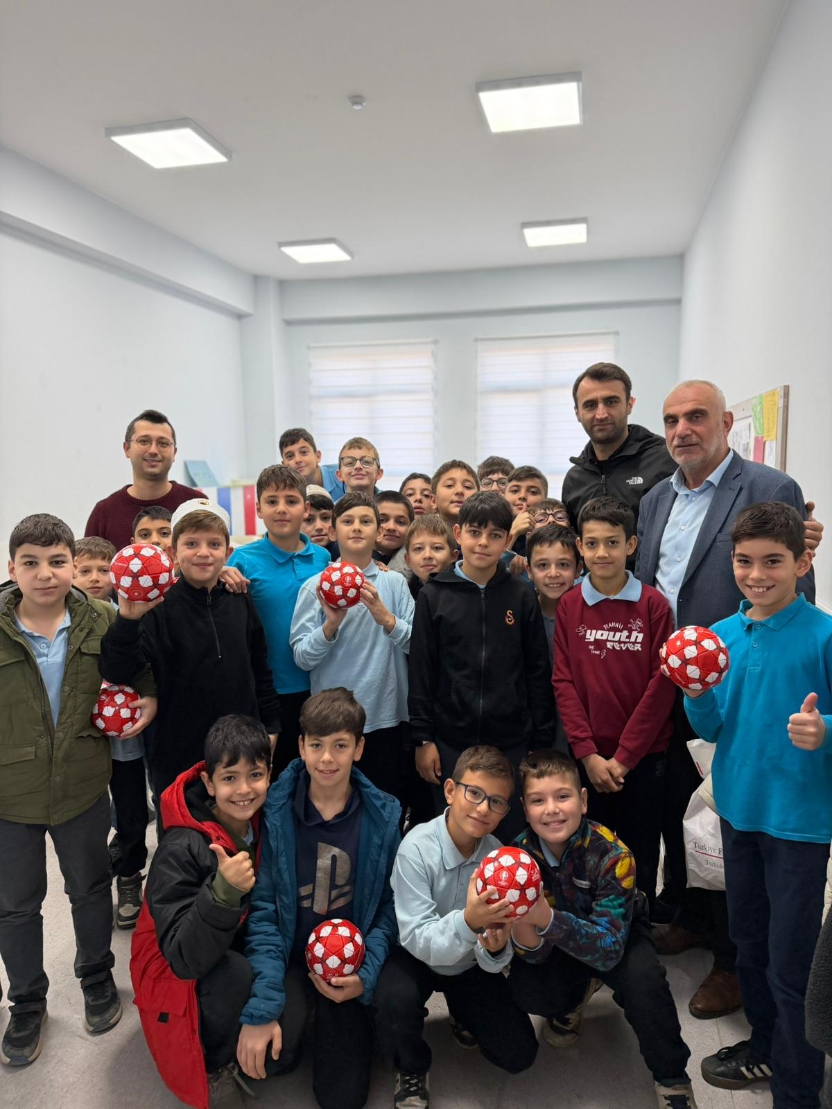 Sınıf başkanlığı vaadi gerçek oldu: Hakem Atilla Karaoğlan ziyaret etti