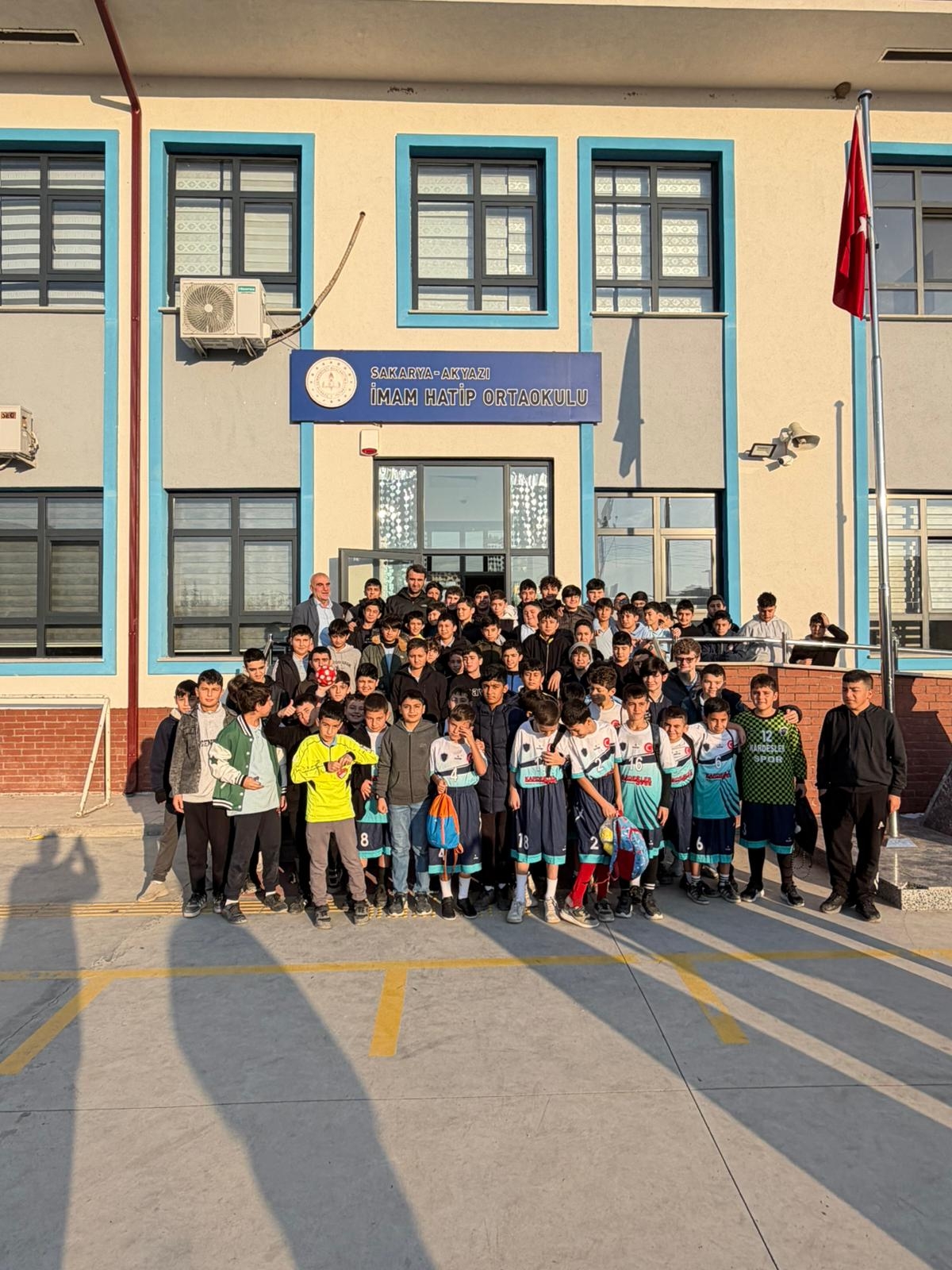 Sınıf başkanlığı vaadi gerçek oldu: Hakem Atilla Karaoğlan ziyaret etti