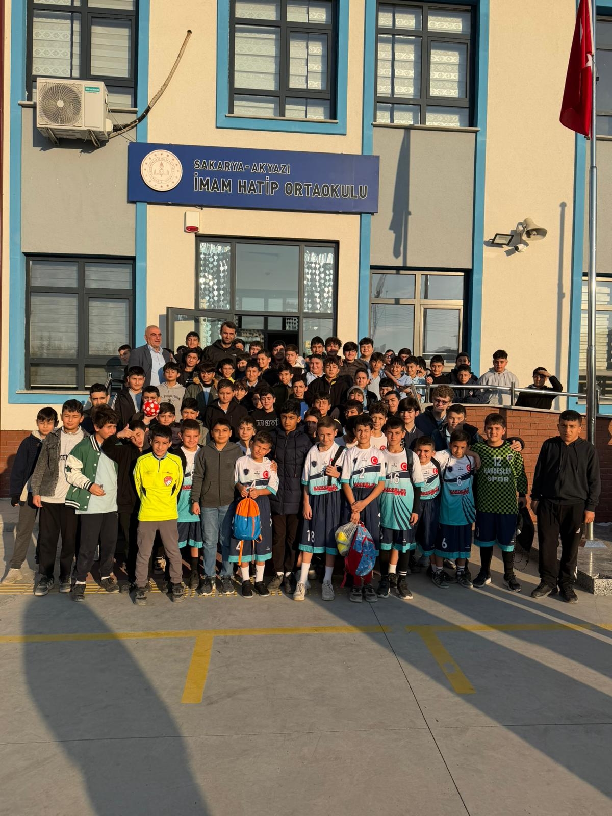 Sınıf başkanlığı vaadi gerçek oldu: Hakem Atilla Karaoğlan ziyaret etti