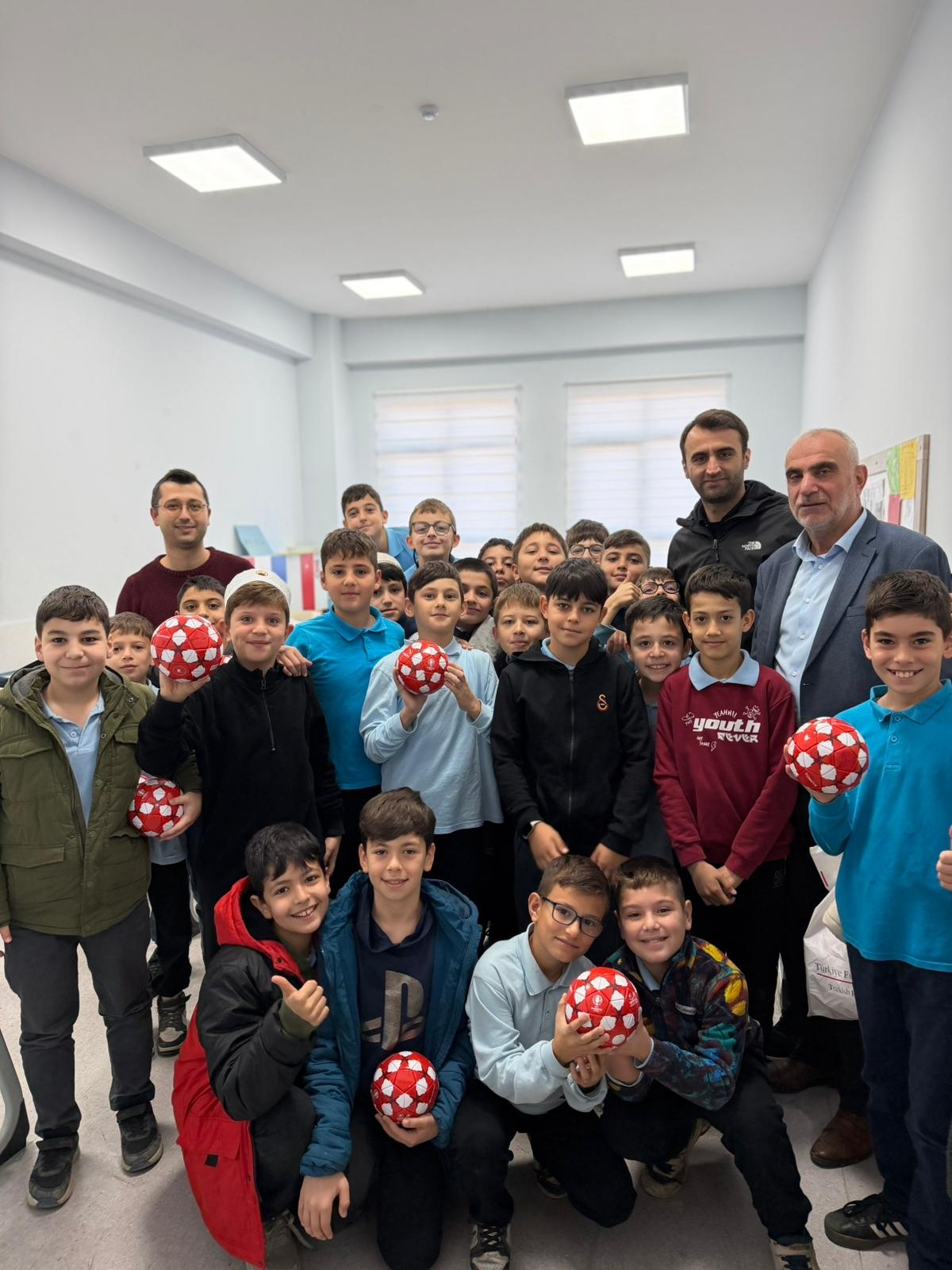 Sınıf başkanlığı vaadi gerçek oldu: Hakem Atilla Karaoğlan ziyaret etti