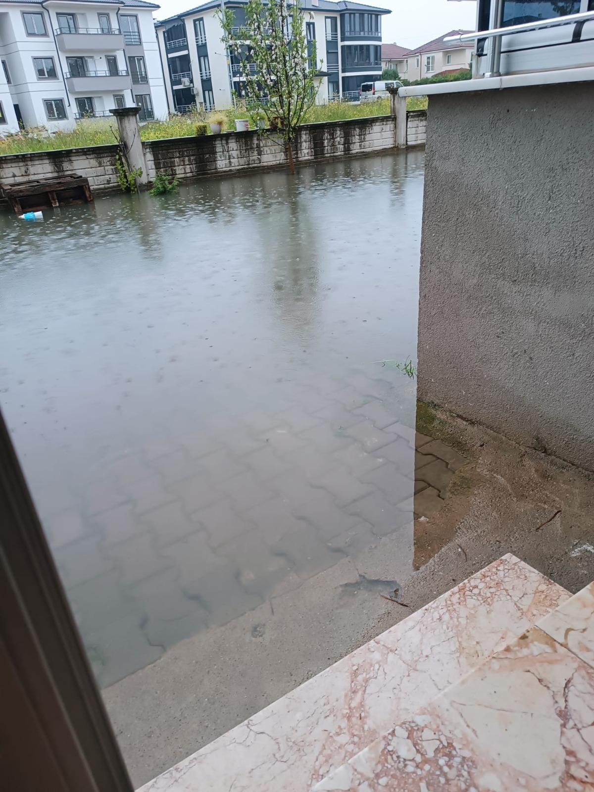 Site bahçesi suyla doldu, mahsur kaldılar