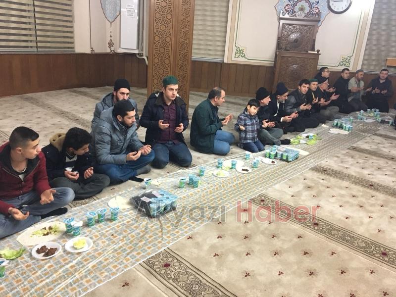 Sohbet Sonrası Cemaat Hep Birlikte Çiğ Köfte Yedi