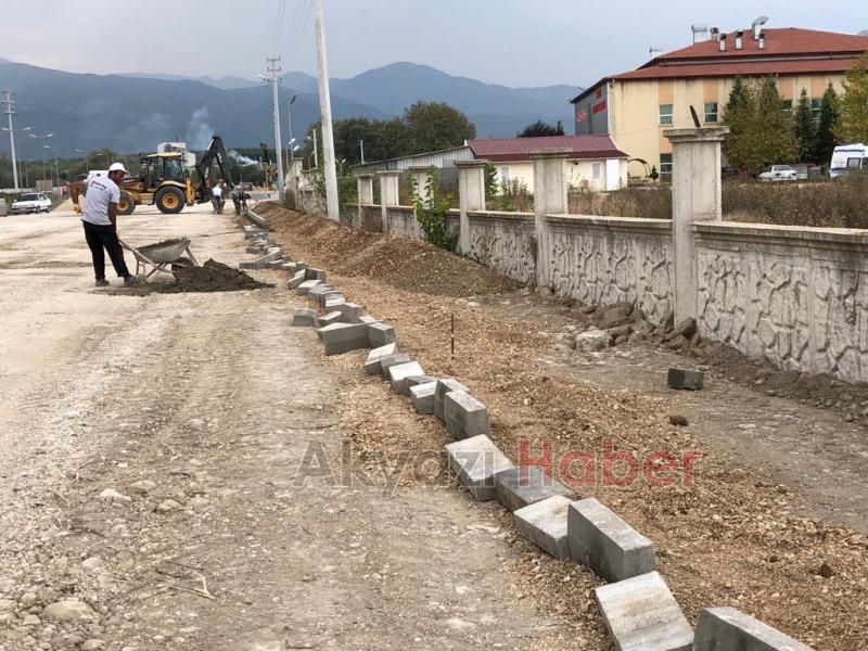 SOKAKLAR PARKE KALDIRIM İLE YÜRÜYÜŞ YOLLARINA KAVUŞUYOR