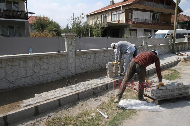 SOKAKLAR PARKE KALDIRIM İLE YÜRÜYÜŞ YOLLARINA KAVUŞUYOR