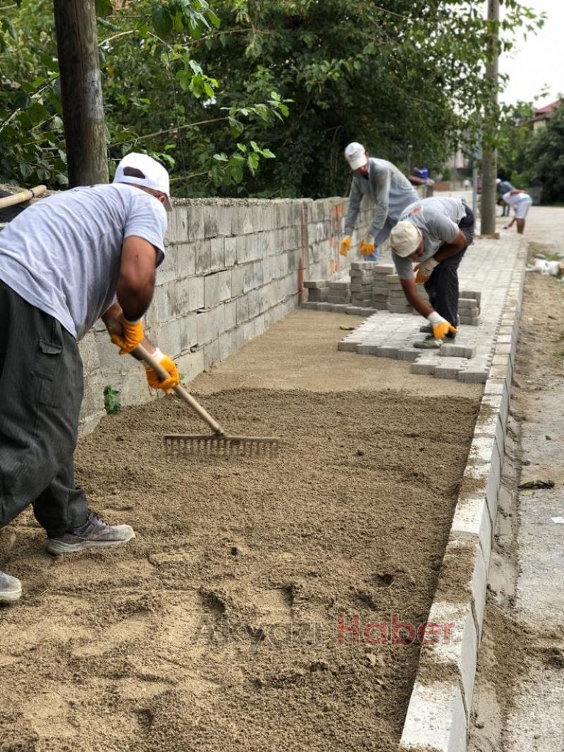 SOKAKLAR PARKE KALDIRIM İLE YÜRÜYÜŞ YOLLARINA KAVUŞUYOR