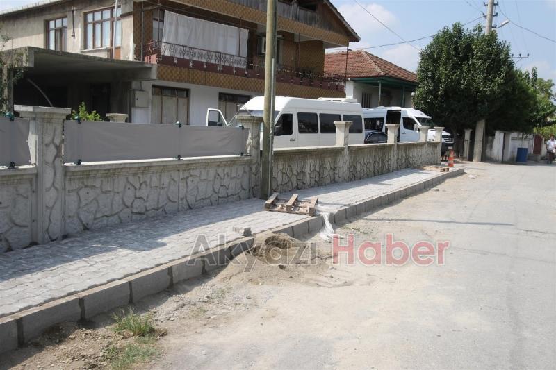 SOKAKLAR PARKE KALDIRIM İLE YÜRÜYÜŞ YOLLARINA KAVUŞUYOR