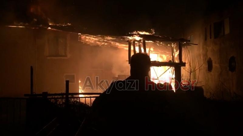 Ahşap ev alevlere teslim oldu Baygınlık geçirdiler