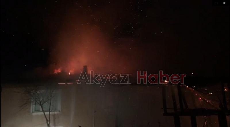 Ahşap ev alevlere teslim oldu Baygınlık geçirdiler