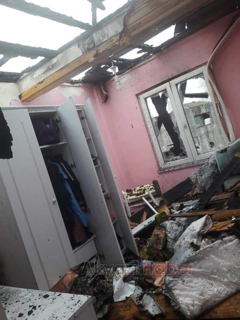 Ahşap ev alevlere teslim oldu Baygınlık geçirdiler