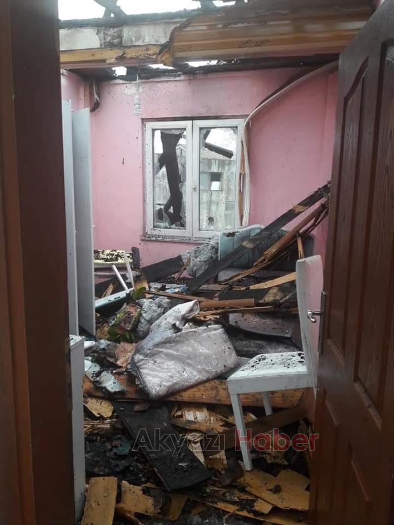 Ahşap ev alevlere teslim oldu Baygınlık geçirdiler