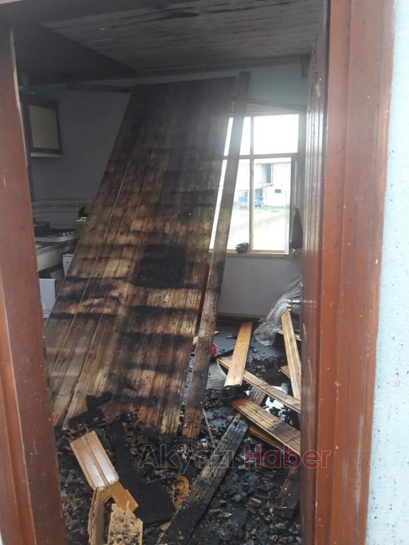 Ahşap ev alevlere teslim oldu Baygınlık geçirdiler