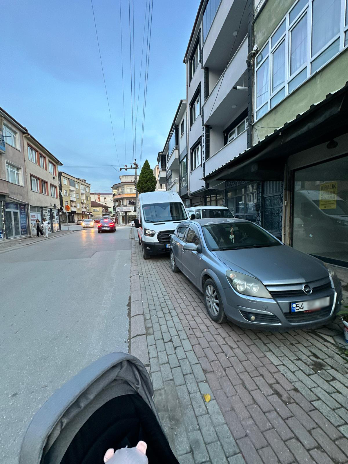 Sorumsuzlar kaldırımları araçlarla işgal etti