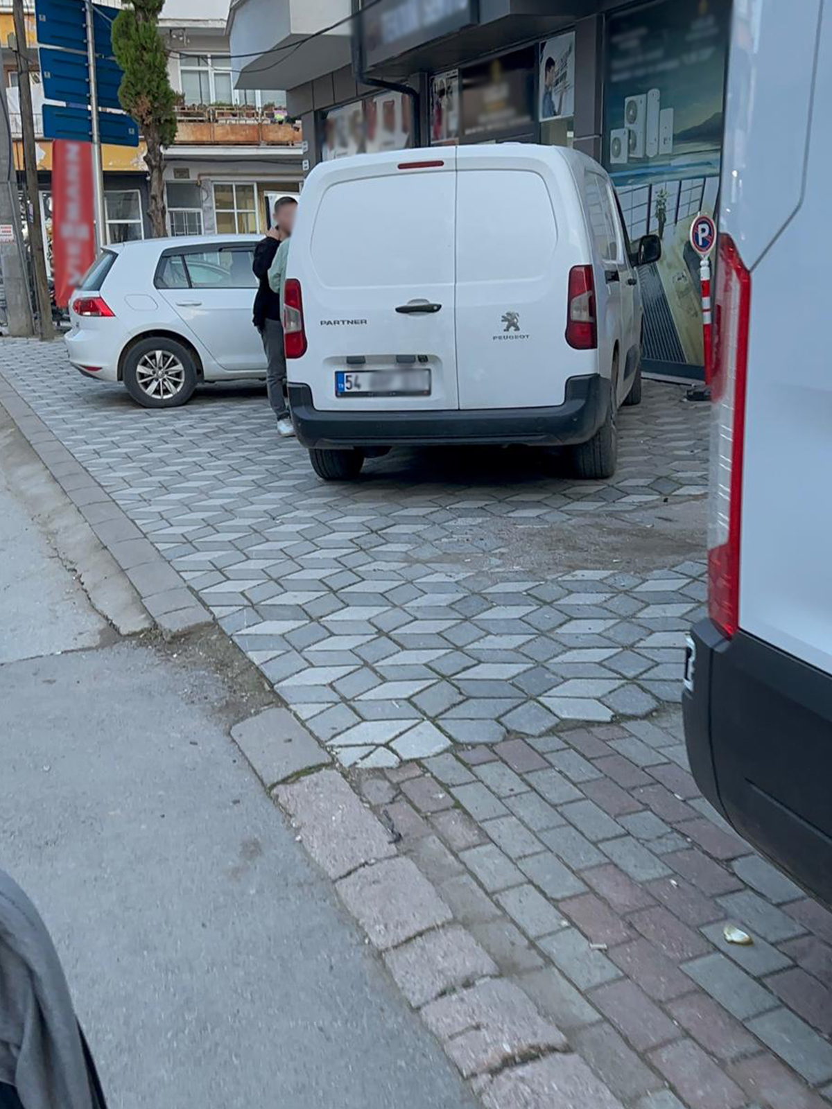 Sorumsuzlar kaldırımları araçlarla işgal etti