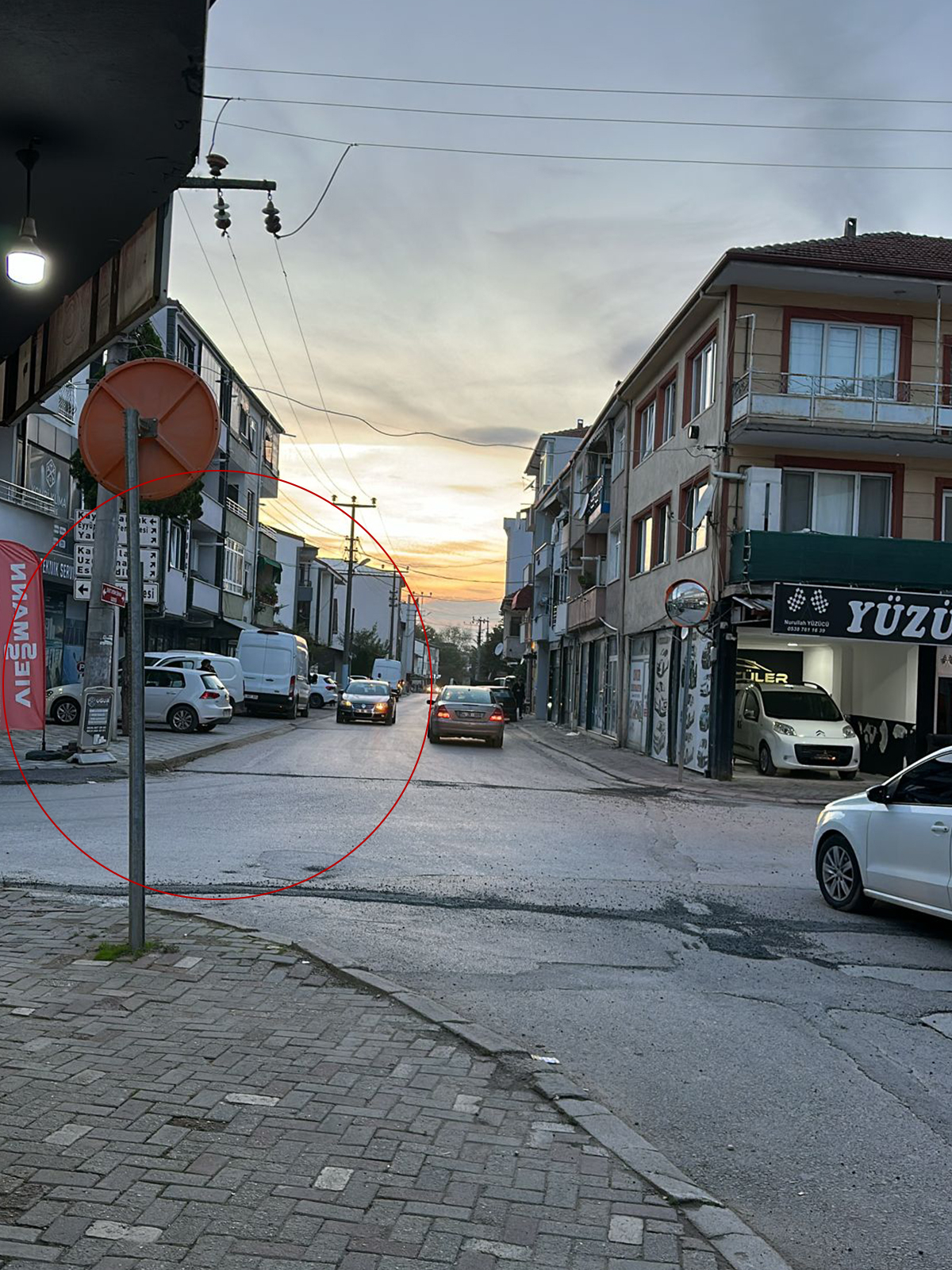 Sorumsuzlar kaldırımları araçlarla işgal etti