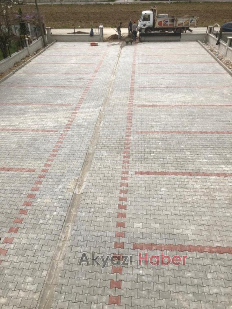 Standart kilitli parke taşı yenilendi 