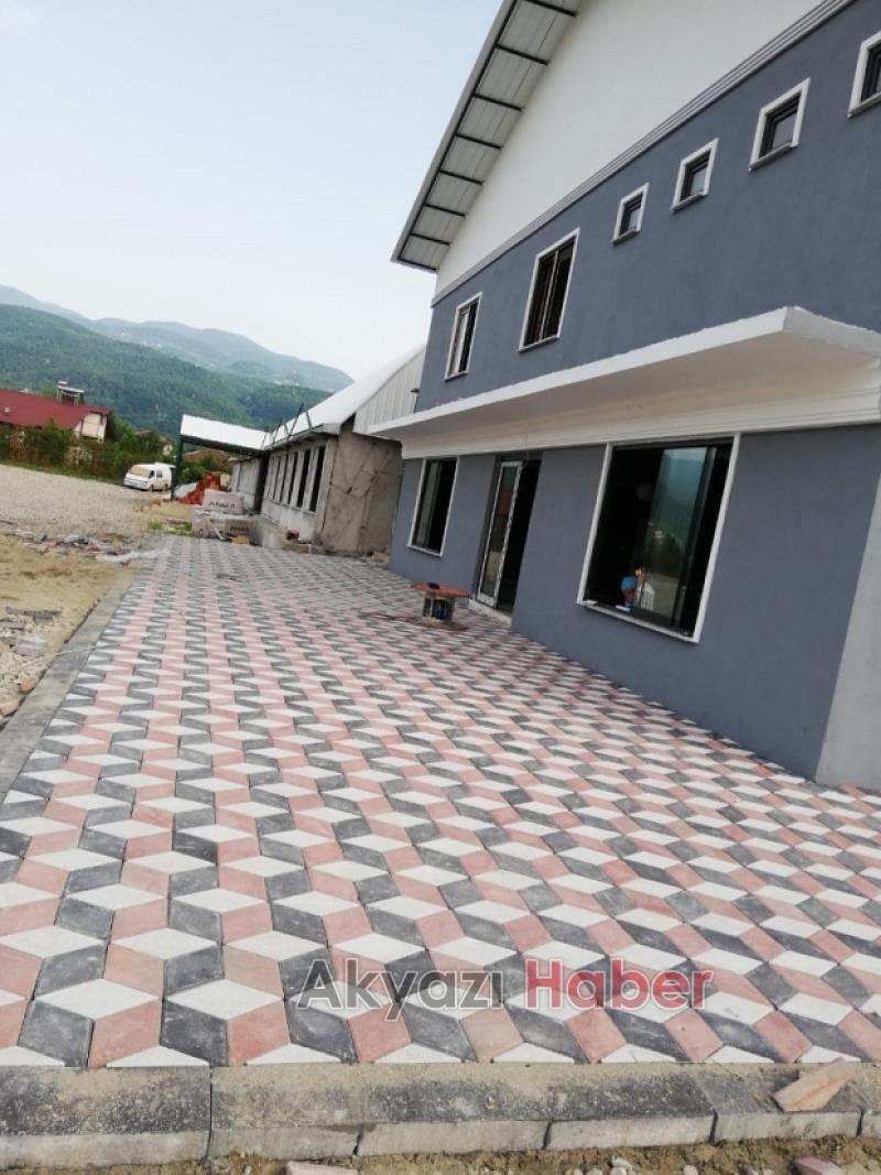 Standart kilitli parke taşı yenilendi 