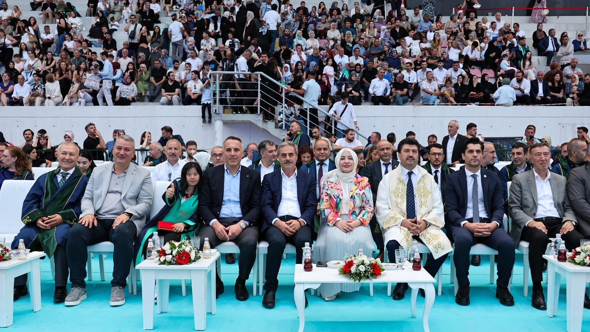 SUBÜ 3 bin 263 öğrencisini mezun etti