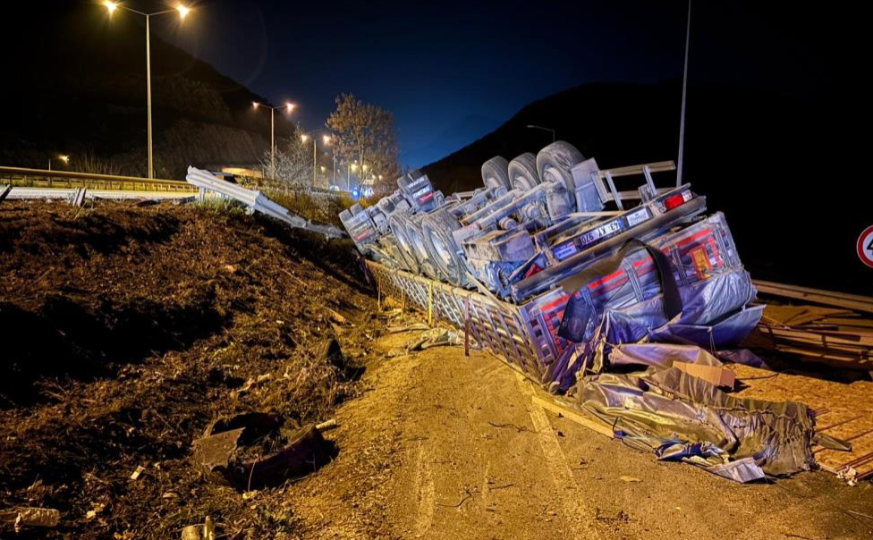 Sunta yüklü tır şarampole uçtu