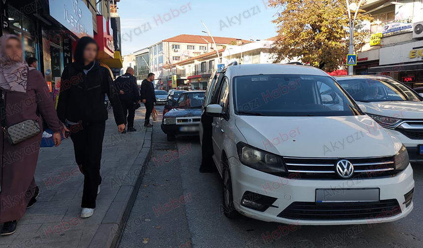 Şüpheli Araç Caddede Durduruldu, Uyuşturucu Maddeler Ele Geçirildi