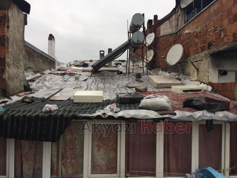 Suriyeli Aile Çatısı Akan Evde Mağdur Oluyor