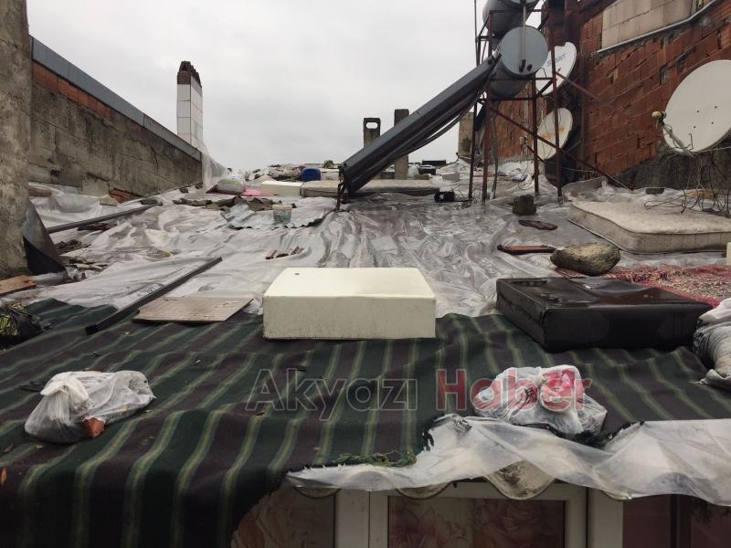 Suriyeli Aile Çatısı Akan Evde Mağdur Oluyor