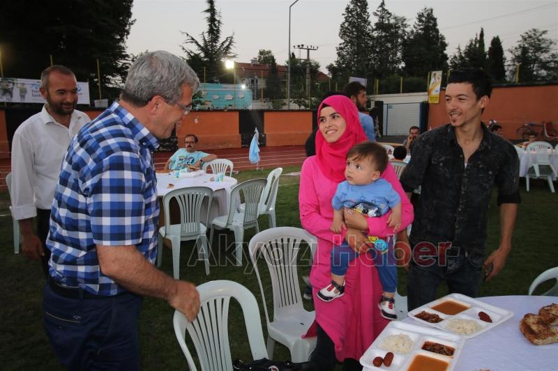 SURİYELİ KARDEŞLERİMİZE İFTAR PROGRAMI DÜZENLENDİ