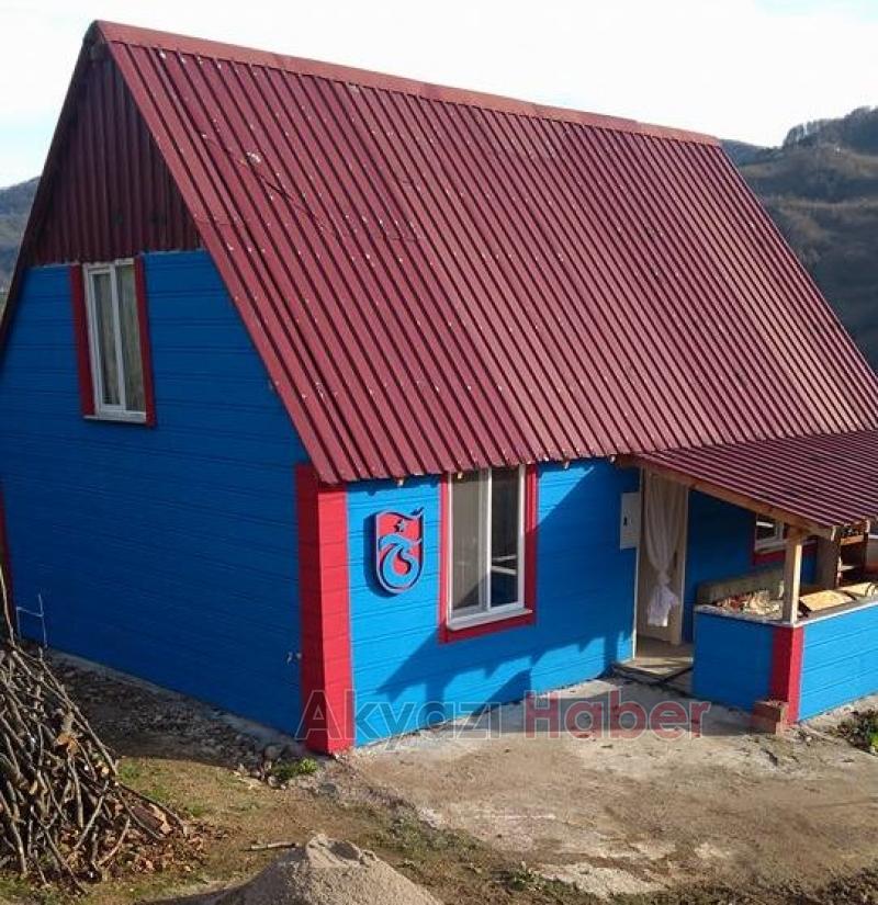 Takım Aşkı Evini Bordo Maviye Boyattırdı