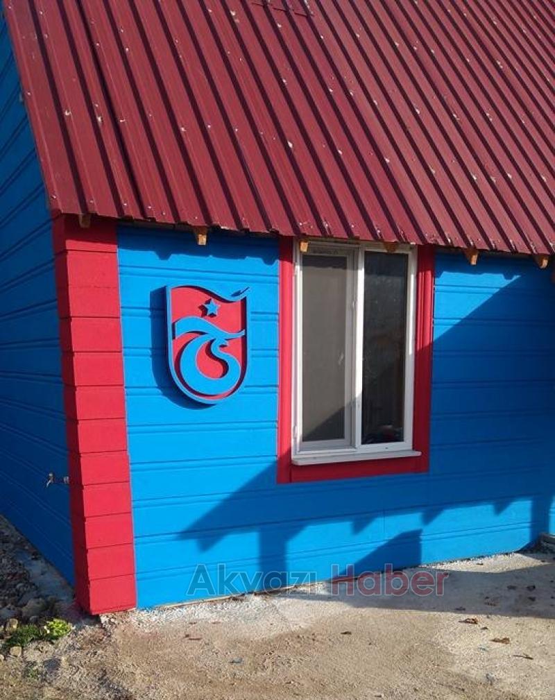 Takım Aşkı Evini Bordo Maviye Boyattırdı