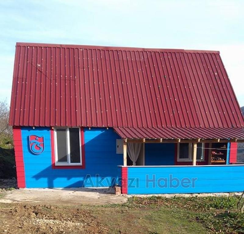 Takım Aşkı Evini Bordo Maviye Boyattırdı