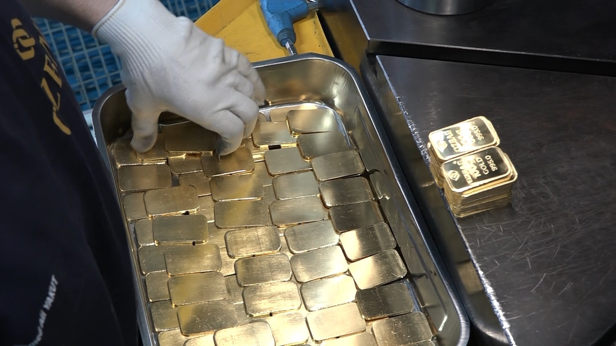 Talebe karşılamak için gece gündüz altın üretiyorlar