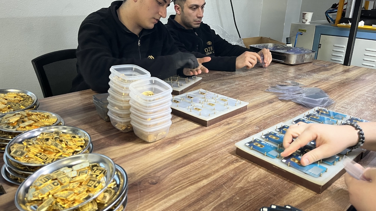 Talebe karşılamak için gece gündüz altın üretiyorlar