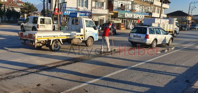 Tali yola sapmak isteyen ticari araca çarptı