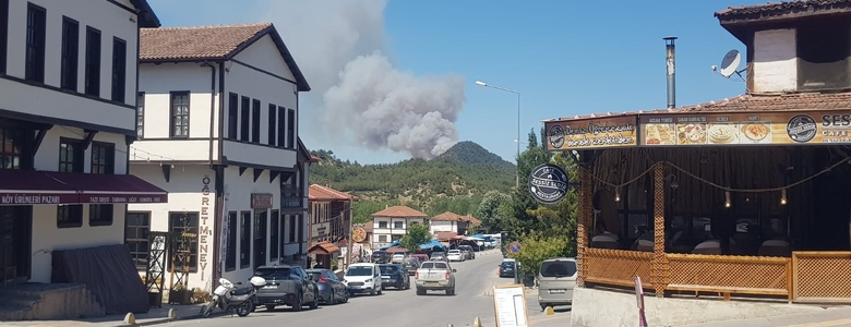 Taraklı'da alevlerin tehdit ettiği köy boşaltılıyor
