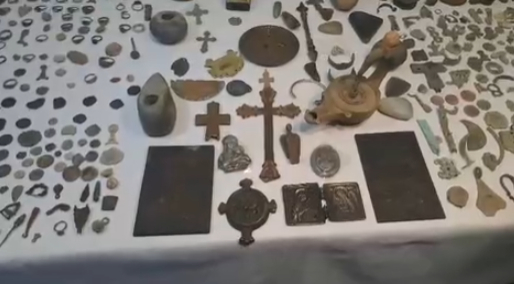 Tarihi eser kaçakçılarına operasyon; Yüzlerce eser ele geçirildi