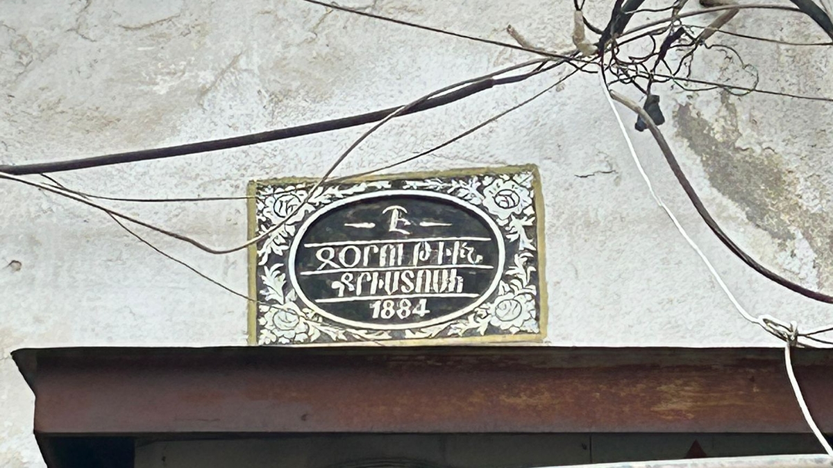 Tarihi Uzun Çarşı'da resorasyon  tarihi yazıtları ortaya çıkardı