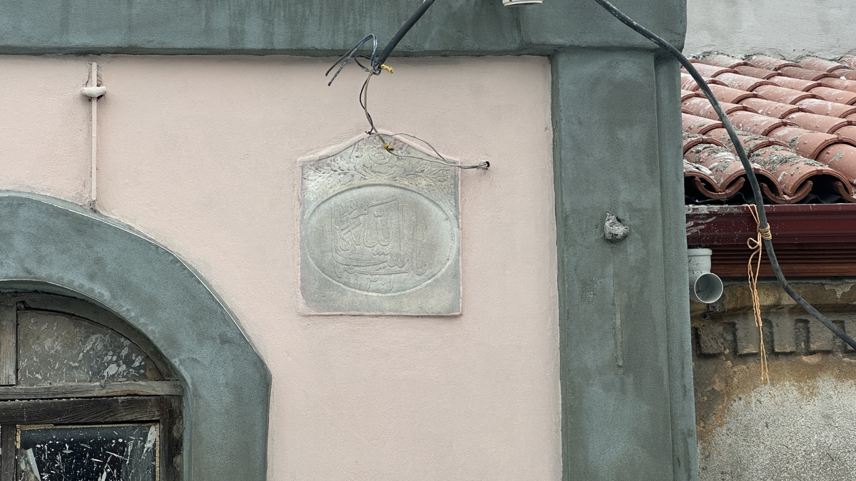 Tarihi Uzun Çarşı'da resorasyon  tarihi yazıtları ortaya çıkardı