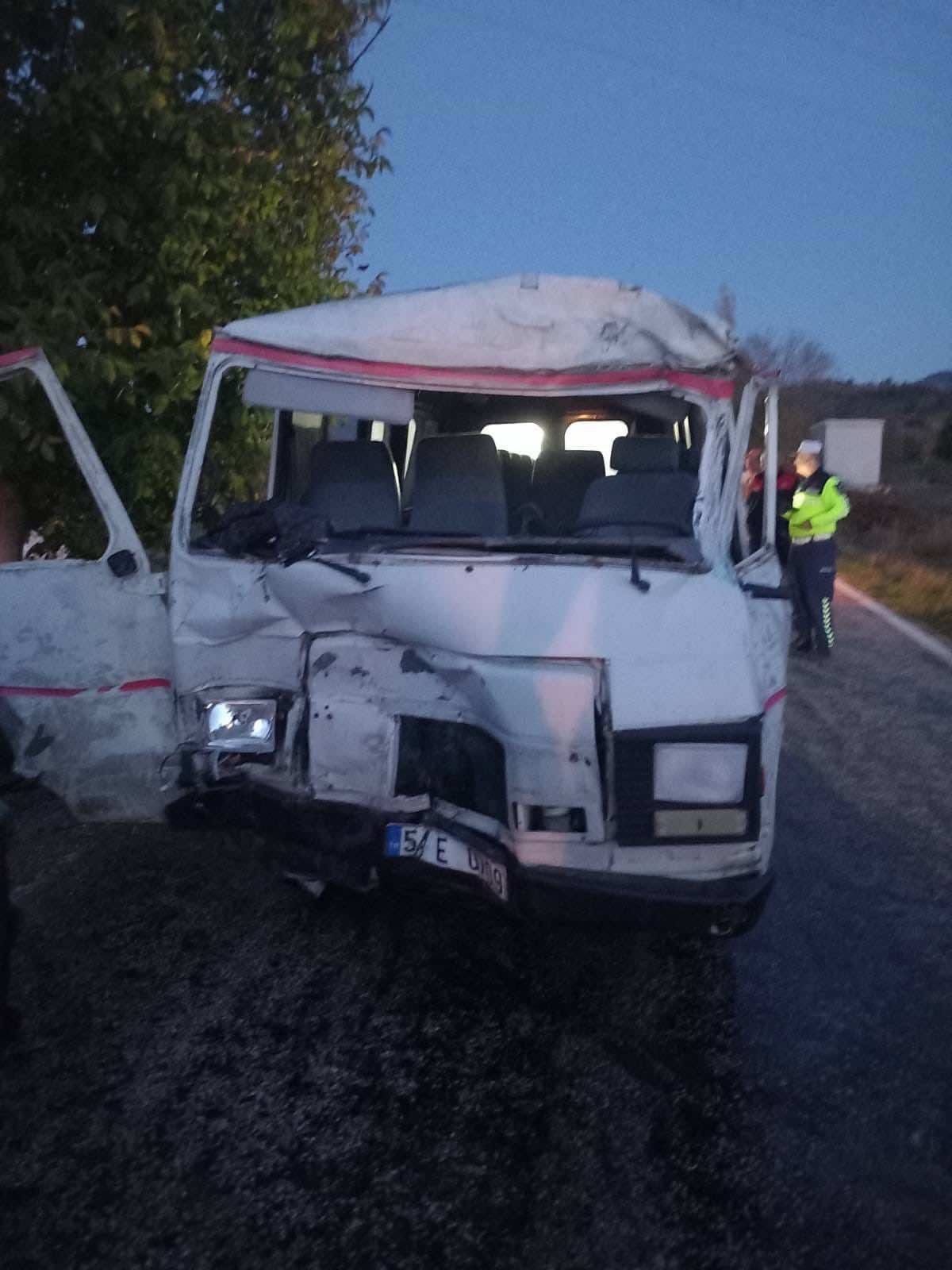 Tarla yolundan çıkan traktöre minibüs çarpıştı; 3 yaralı
