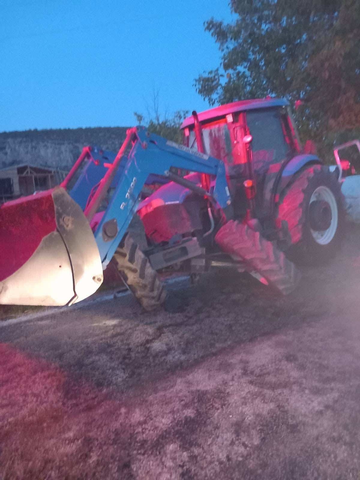 Tarla yolundan çıkan traktöre minibüs çarpıştı; 3 yaralı