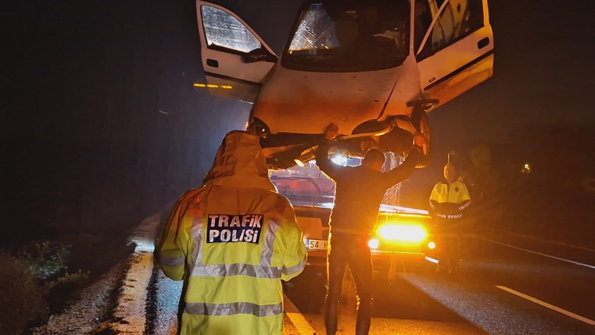 Tarlaya Uçan Otomobilde Can Pazarı! Sağlıkçı Tarlaya İnip Seferber Oldu