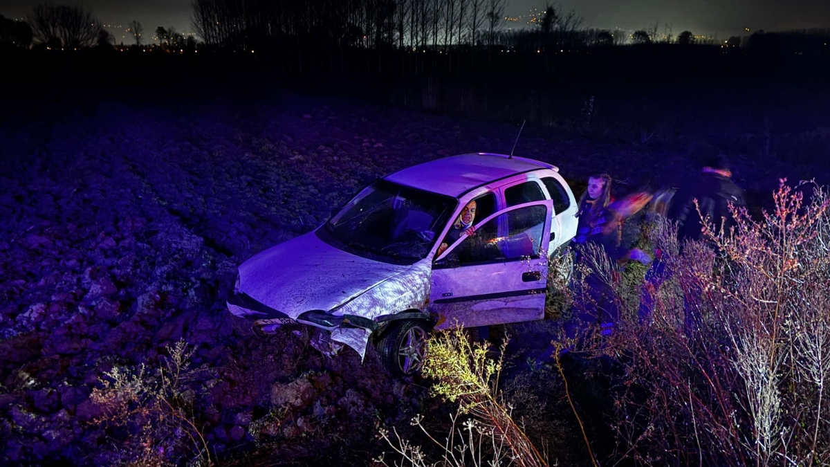 Tarlaya Uçan Otomobilde Can Pazarı! Sağlıkçı Tarlaya İnip Seferber Oldu