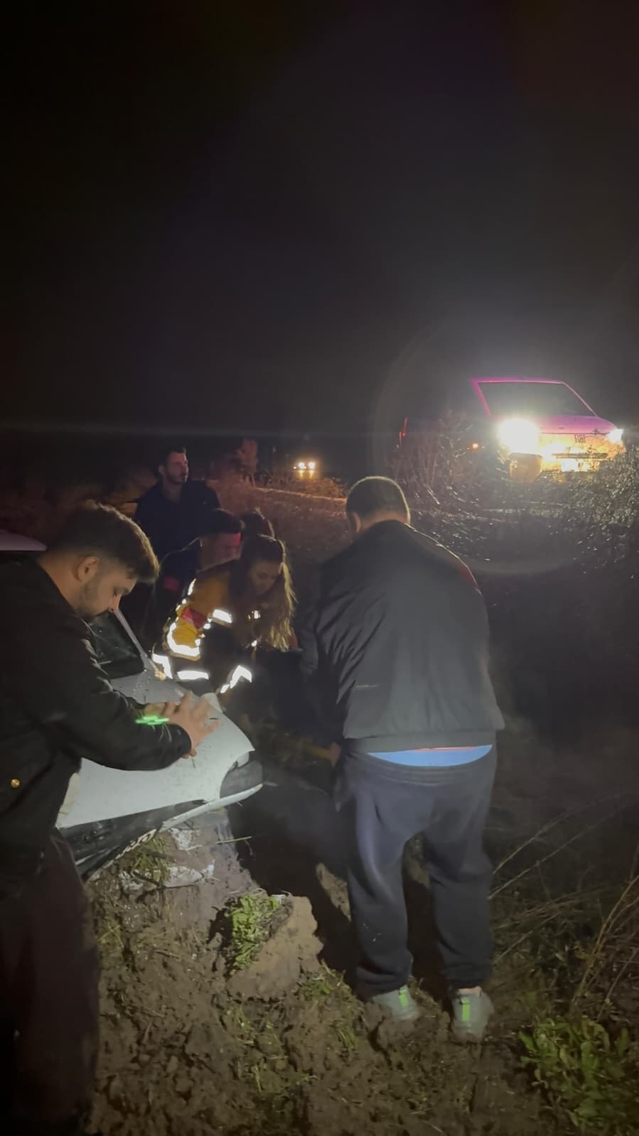 Tarlaya Uçan Otomobilde Can Pazarı! Sağlıkçı Tarlaya İnip Seferber Oldu