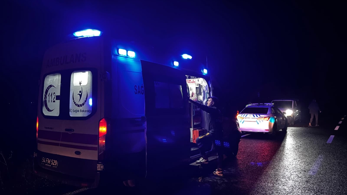 Tarlaya Uçan Otomobilde Can Pazarı! Sağlıkçı Tarlaya İnip Seferber Oldu