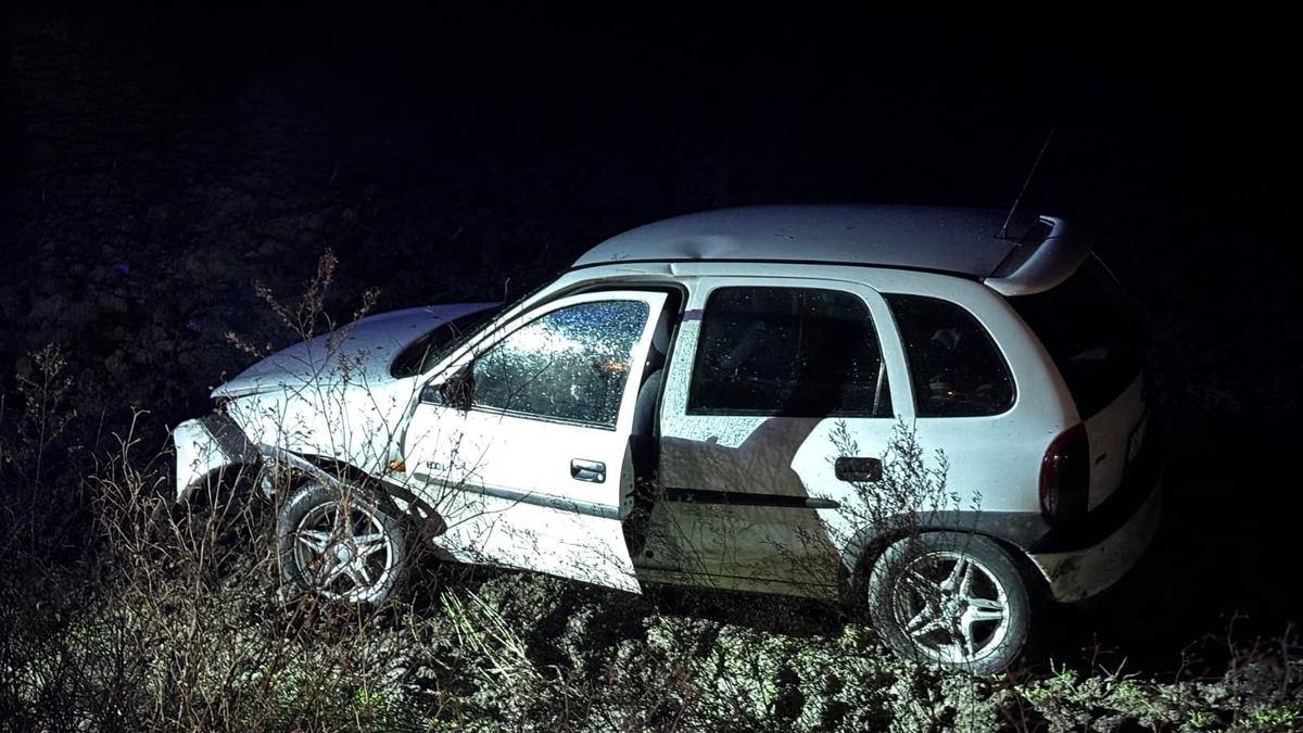 Tarlaya Uçan Otomobilde Can Pazarı! Sağlıkçı Tarlaya İnip Seferber Oldu
