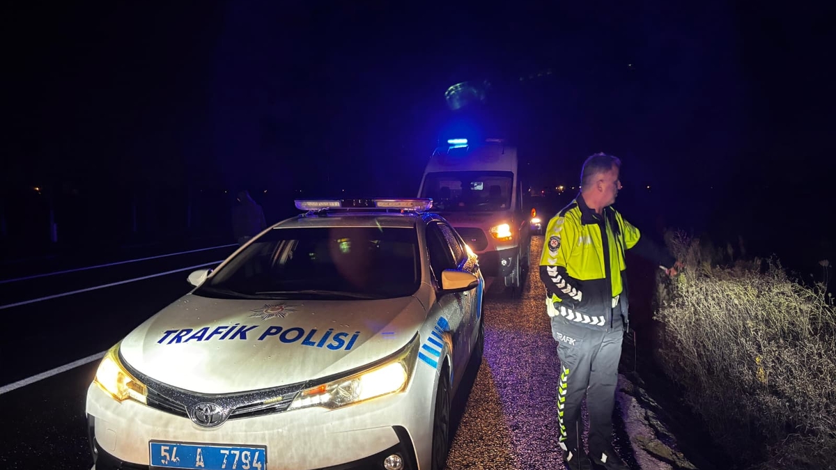 Tarlaya Uçan Otomobilde Can Pazarı! Sağlıkçı Tarlaya İnip Seferber Oldu