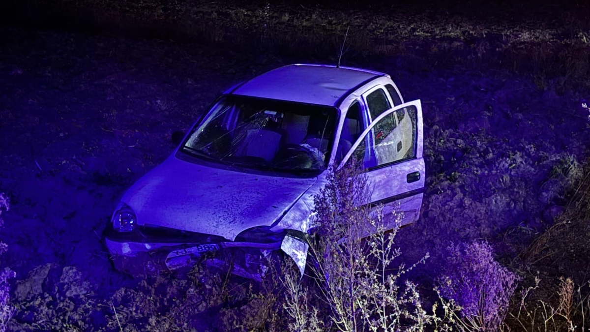 Tarlaya Uçan Otomobilde Can Pazarı! Sağlıkçı Tarlaya İnip Seferber Oldu
